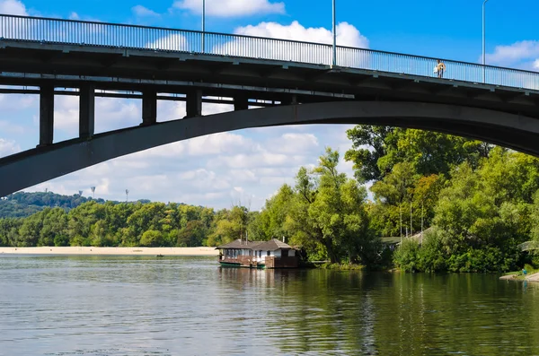Bridge and the left bank of the Dnieper and a restaurant — Stock Photo, Image