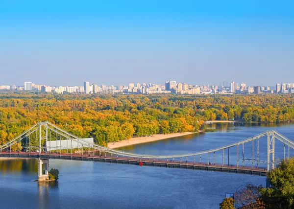 Voetgangers brug over de rivier de Dnjepr — Stockfoto