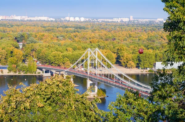Gångbro över floden Dnjepr — Stockfoto