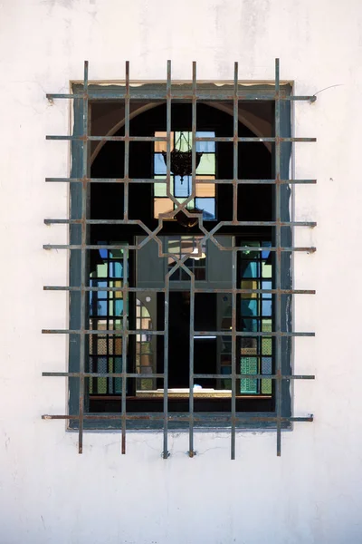 Ventana Sobre Pared Blanca Enlucida Adornada Con Rejilla Decorativa Con — Foto de Stock