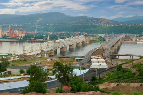 Uitzicht Vanaf Hoogten Van Stad Krasnojarsk Rusland Spoor Wegbruggen Yenisei — Stockfoto