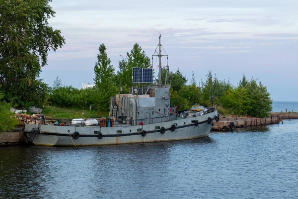 Blick Auf Industrieschiff Mit Elektrischen Sonnenkollektoren Dämmerung Wenig Licht — Stockfoto