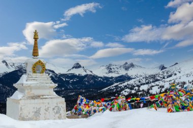 Ergaki Dağları 'ndaki görkemli manzara, Sibirya' daki Batı Sayan Dağları, Rusya Budist bayrağı ve bahar aylarında renkli dua bayrakları sallayan