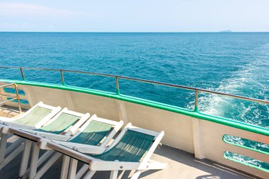 Bir yolcu gemisinin üst güvertesinde boş sandalyeler. Deniz yatında dinlenmek için güneşleniyorlar.