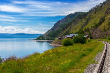 Baykal Gölü kıyısındaki Circum-Baykal tren yolu. Gezgin şehvetinin havası için yaz manzarası. Sibirya, Rusya