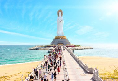 Çin, Sanya - 21 Ocak 2020: Nanshan Budist Kültür Merkezi 'ndeki Merhamet Tanrıçası Guanyin' in kutsal heykeline giden köprüden geçen Çinli turist kalabalığı