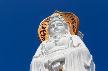 Çin, Sanya - 21 Ocak 2020: Beyaz tanrıça Guan Yin Nanshan Budist Kültür Merkezi 'nde açık mavi gökyüzünde heykeli