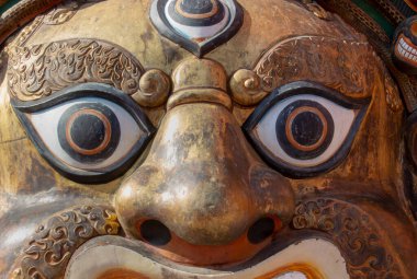 Çin, Sanya - 21 Ocak 2020: Ürkütücü görünüşlü geleneksel Budist (Tibet) tanrıçasının renkli bir parçası