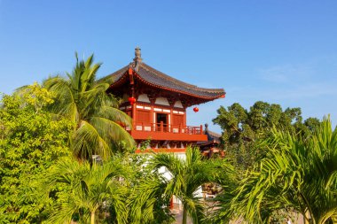 Çin, Hainan Adası, Sanya - 21 Ocak 2020: Nanshan Budizm Kültür Merkezi 'ndeki bahçenin yeşilliğine gizlenmiş geleneksel Çin mimarisinin süslü bir köşkü