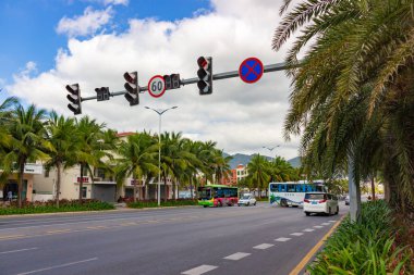 Çin, Sanya - 23 Ocak 2020: Lunar Yeni Yıl kutlamaları sırasında şehir merkezinde boş yol