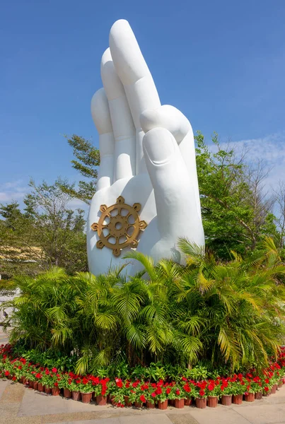 Chiny Sanya Stycznia 2020 Biała Rzeźba Gyan Mudra Złotym Symbolem — Zdjęcie stockowe