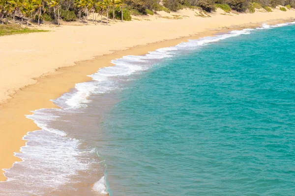 Beautiful Empty Sandy Beach Soft Turquoise Sea Wave White Foam — Stock Photo, Image