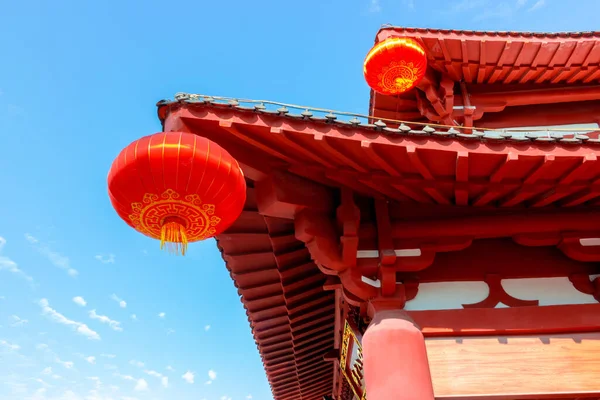 Linternas Chinas Rojas Tradicionales Encuentran Bajo Techo Madera Del Edificio —  Fotos de Stock