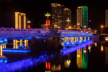 Çin 'in tropik Hainan adasındaki Sanya şehrinde parlak renkli neon ışıklı çok renkli gece görüşü