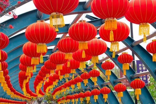 China Sanya Janeiro 2020 Fileiras Lanternas Tradicionais Seda Vermelha Decoram — Fotografia de Stock