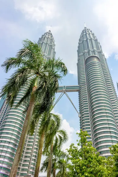 マレーシアのクアラルンプール 2019年9月11日 マレーシアのクアラルンプールで晴れた日には ヤシの木と高層ビルがペトロナスツインタワー マレーシアの首都で最も人気のある観光名所 — ストック写真