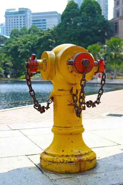 Типовий Жовтий Пожежний Гідрант Іржавими Ланцюгами Тротуарі Місті Куала Лумпур — стокове фото