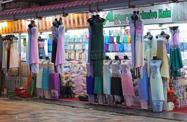 Kuala Lumpur, Malezya - 11 Mart 2019: Kuala Lumpur 'da akşam saatlerinde sokak pazarında satılan güzel kadın elbiselerinin çeşitliliği