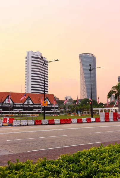 马来西亚吉隆坡 2019年11月11日 马来西亚首都吉隆坡的Merdeka广场或独立广场的夜景 微光黄昏射击 — 图库照片