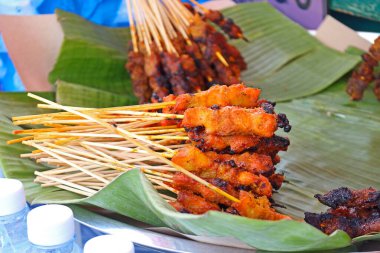 Lok Lok Asya 'da geleneksel bir sokak yiyeceğidir. Muz yaprağında ızgara şiş..