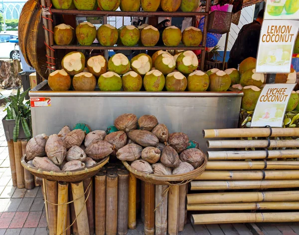 말레이시아의 콸라룸푸르 2019 쿠알라룸푸르에서 노점상의 카운터에 코코넛 — 스톡 사진