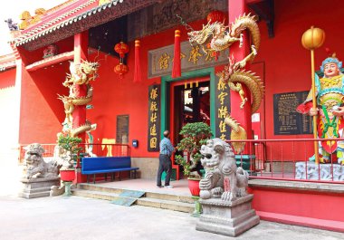 Kuala Lumpur, Malezya - 12 Mart 2019: Taoist tapınağın girişi Kuala Lumpur 'da Çin Mahallesi' nde renkli heykeller süslenmiş bir Guan Di Tapınağı