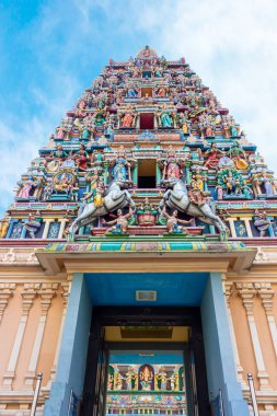 Kuleye sahip Sri Maha Mariamman Tapınağı girişi ya da Hindu tanrılarının renkli heykelleriyle süslenmiş 5 katlı gopuram. Kuala Lumpur, Malezya 'daki en eski Hindu tapınağı..