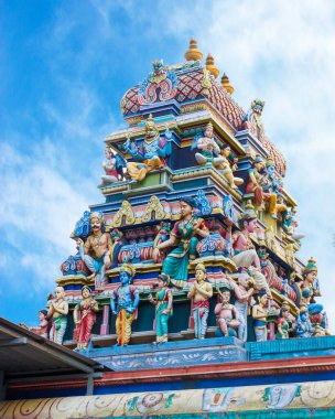 5 katlı gopuramlı Sri Maha Mariamman Tapınağı ya da Hindu tanrılarının renkli heykelleriyle süslenmiş kule. Kuala Lumpur, Malezya 'daki en eski Hindu tapınağı.