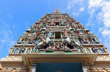 Sri Maha Mariamman Tapınağı 'nın çatısının bir parçası. Hindu tanrılarının renkli heykelleriyle süslenmiş. Kuala Lumpur, Malezya 'daki en eski Hindu tapınağı..