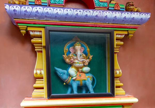 Estátua Colorida Ganesha Sentada Javali Azul Selvagem Templo Sri Maha — Fotografia de Stock