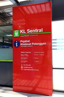 Kuala Lumpur, Malezya - 14 Mart 2019: Kuala Lumpur 'daki tren istasyonunda danışma masası