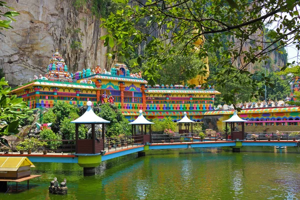 马来西亚吉隆坡 2019年3月15日 巴图洞 Batu Caves 附近水域上装饰着五彩斑斓的印度教庙宇的地区 — 图库照片