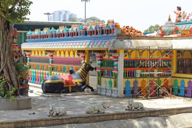 Kuala Lumpur, Malezya - 15 Mart 2019: Kuala Lumpur, Malezya yakınlarındaki Batu Mağara kompleksinde inek heykelleriyle süslenmiş renkli Hindu tapınağının çatısı. Seçici odak