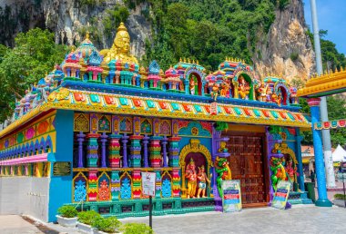 Kuala Lumpur, Malezya - 15 Mart 2019: Hindu tanrılarının heykelleriyle süslenmiş renkli gökkuşağı tapınağı ünlü Batu Mağaraları merdivenlerinin altında
