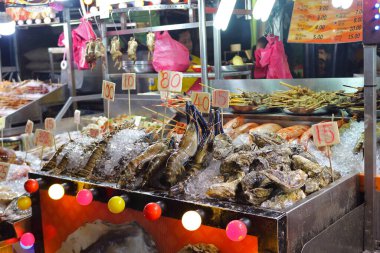 Kuala Lumpur, Malezya - 15 Mart 2019: Kuala Lumpur şehrindeki Jalan Alor gıda caddesinde deniz ürünleri. Çeşitli Asya ülkelerinin mutfağı sunulmaktadır. Popüler turistik cazibe.