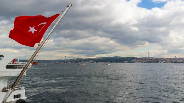 Turkisk Flagga Viftar Över Bosporen Istanbul Turkiet — Stockfoto