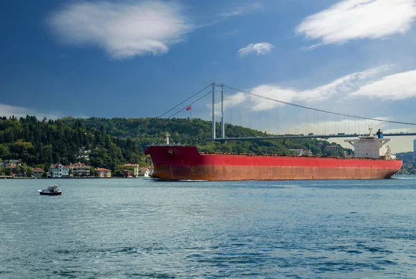 Großes Frachtschiff Unter Der Brücke Der Bosporus Straße Istanbul Türkei — Stockfoto
