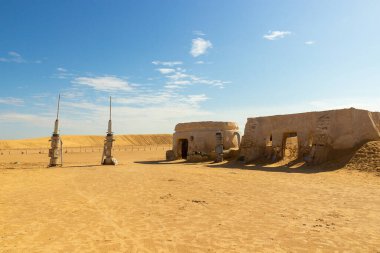 Ong Jemel, Tunus - 28 Ekim 2019: Tatooine çöl gezegeni manzarası. Yıldız Savaşları filminin çekimleri için sahne