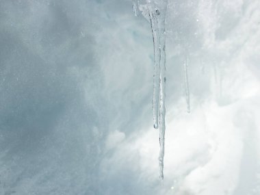 Kar zeminde buz saçakları. Kış fikirleri