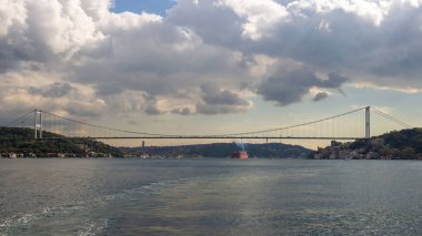 İstanbul, Türkiye 'deki Boğaz üzerindeki asma köprü. Avrupa ve Asya 'yı Bağlamak.