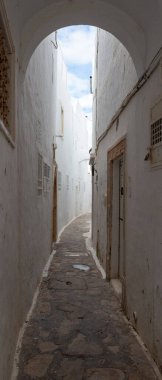 Tunus 'un Hammamet kasabası Medine' de dar bir yol. Kuzey Afrika 'da geleneksel mimari.