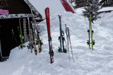 Ergaki, Krasnoyarsk Krai, Rusya - 25 Mart 2020: kış mevsiminde kar yağışı yapan alp kayakları. Dağlarda aktif kış tatili konsepti