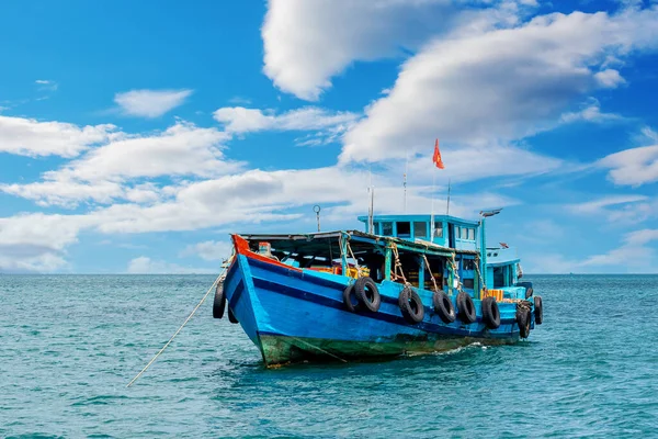 Típico Barco Pesca Vietnamita Fondeado Mar — Foto de Stock