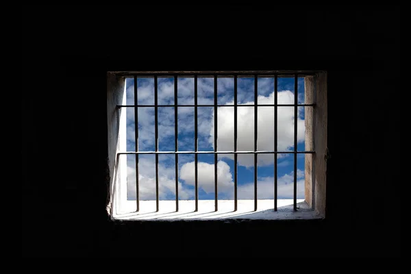 Pencere Parmaklıklarından Beyaz Bulutlar Görünen Parlak Mavi Gökyüzü Hapsedilme Özgürlük — Stok fotoğraf