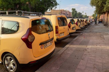 Marakeş, Fas - 13 Ekim 2019: Marakeş, Fas 'ta taksi durakları.