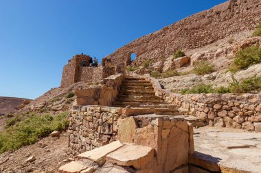 Ouarzazate, Fas - 15 Ekim 2019: Antik Ait Benhaddou Kasbah 'ın taş duvarları veya Ouarzazate şehri yakınlarındaki Ait-Ben-Haddou Çarı, Fas.