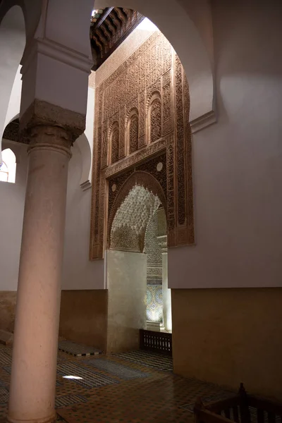 Marraquexe Marrocos Outubro 2019 Vista Através Uma Porta Arqueada Sombreada — Fotografia de Stock