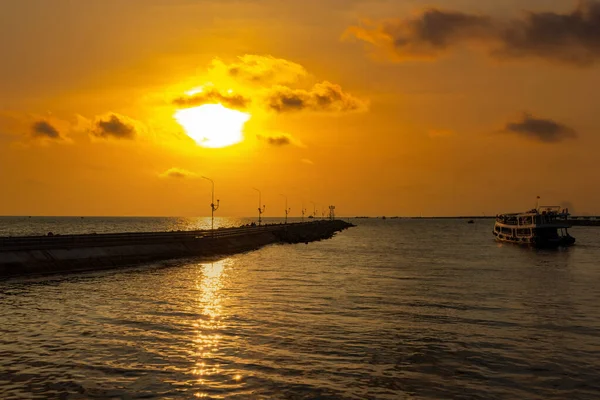 Phu Quoc Adası, Vietnam 'daki rıhtımda turuncu gün batımı. Alacakaranlıkta renkli deniz manzarası