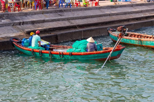 Insel Phu Quoc Vietnam März 2019 Fischerboot Mit Menschen Nationaltracht — Stockfoto