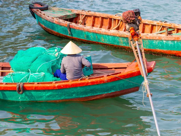 Pescador Vietnamita Sombrero Bambú Tradicional Barco Madera Mar — Foto de Stock